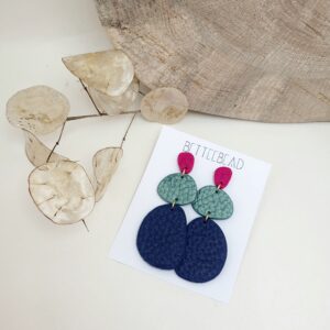 Fuxia-türkizarany-sötétkék texturált fülbevaló